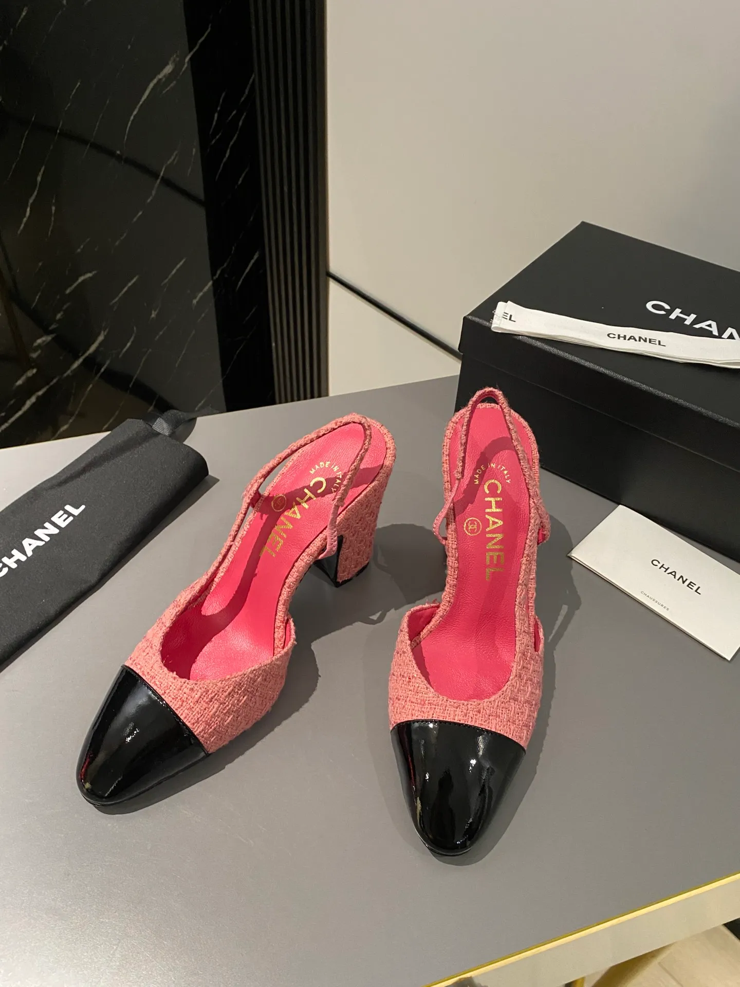 👟👟Ex-factory price 520👟👟 Purchase grade, high-heeled version, Chanel classic slingback sandals. We have been making this model for the past few years. This year, we will re-purchase the version and make a detailed copy again. I found that the upper lines and body comfort of the new version have been slightly adjusted! The brand won't say anything because the overall appearance difference is not big and it doesn't affect wearing. All colors now produced are produced according to the latest styles! What you buy is the latest classic model from the counter, made of imported mixed sheepskin surface material, imported mixed sheepskin, and Italian imported cowhide leather soles! High heels 9.5cm Size: 35-39 Other sizes can be customized (customized sizes 34, 40, 41, 42, 43 are non-refundable and non-exchangeable)